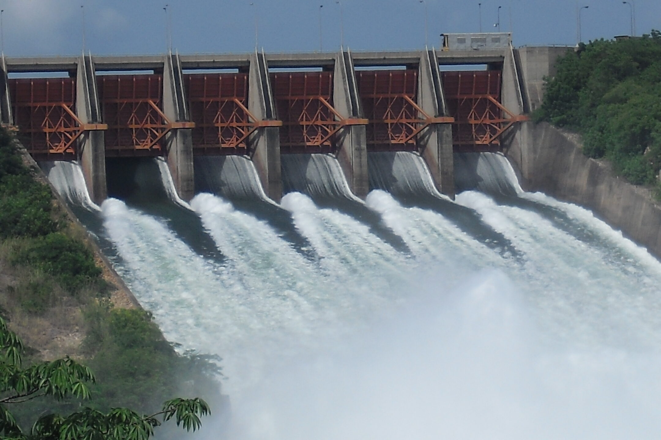 akosombo dam spilling water